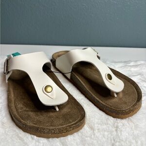 NWT Maurice’s SuperCush Chloe Toe Thong Footbed Sandals White Size 7